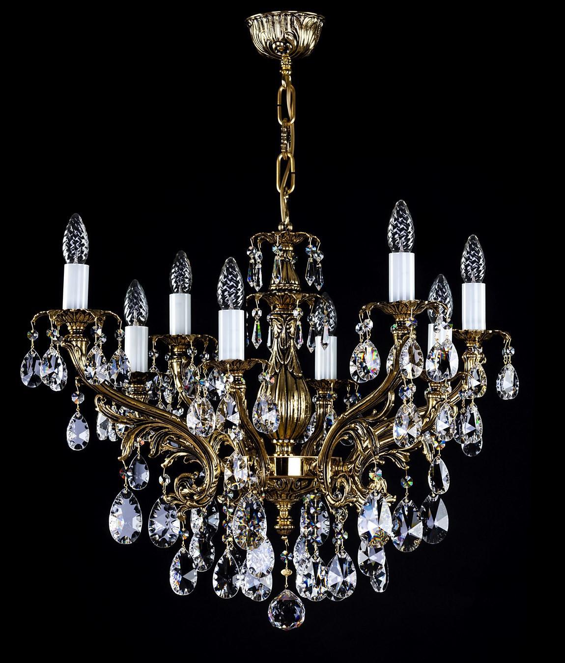 Lustre doré à dix bras, pendeloques de cristal taille sur fond noir
