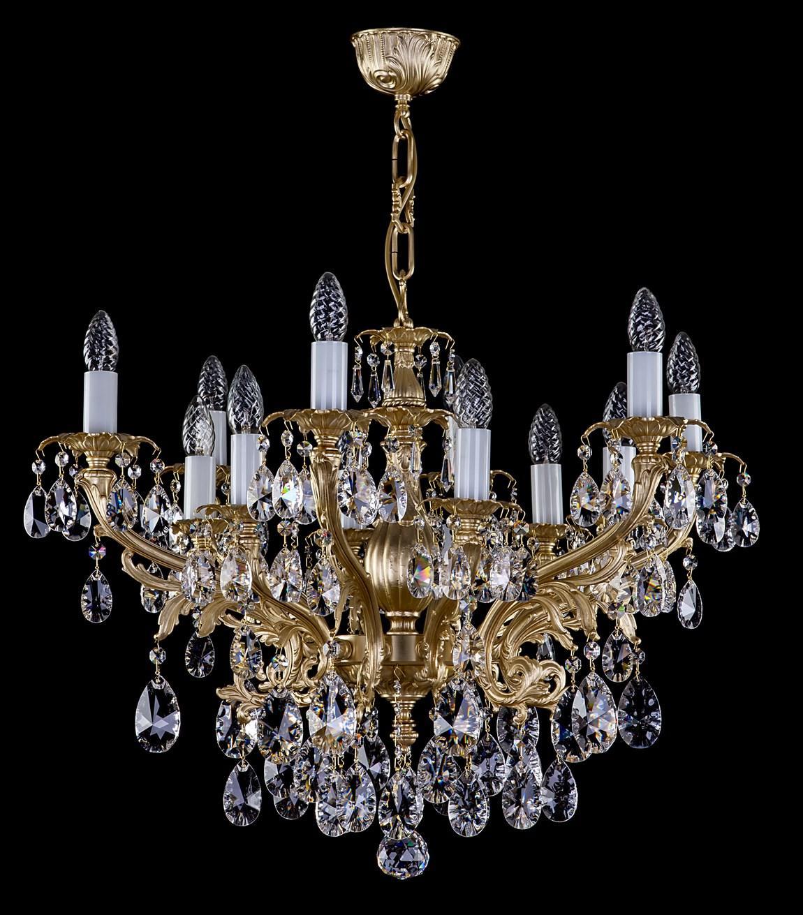 Lustre doré à plusieurs bras, orné de cristaux taillés suspendus, présenté de face sur fond noir.