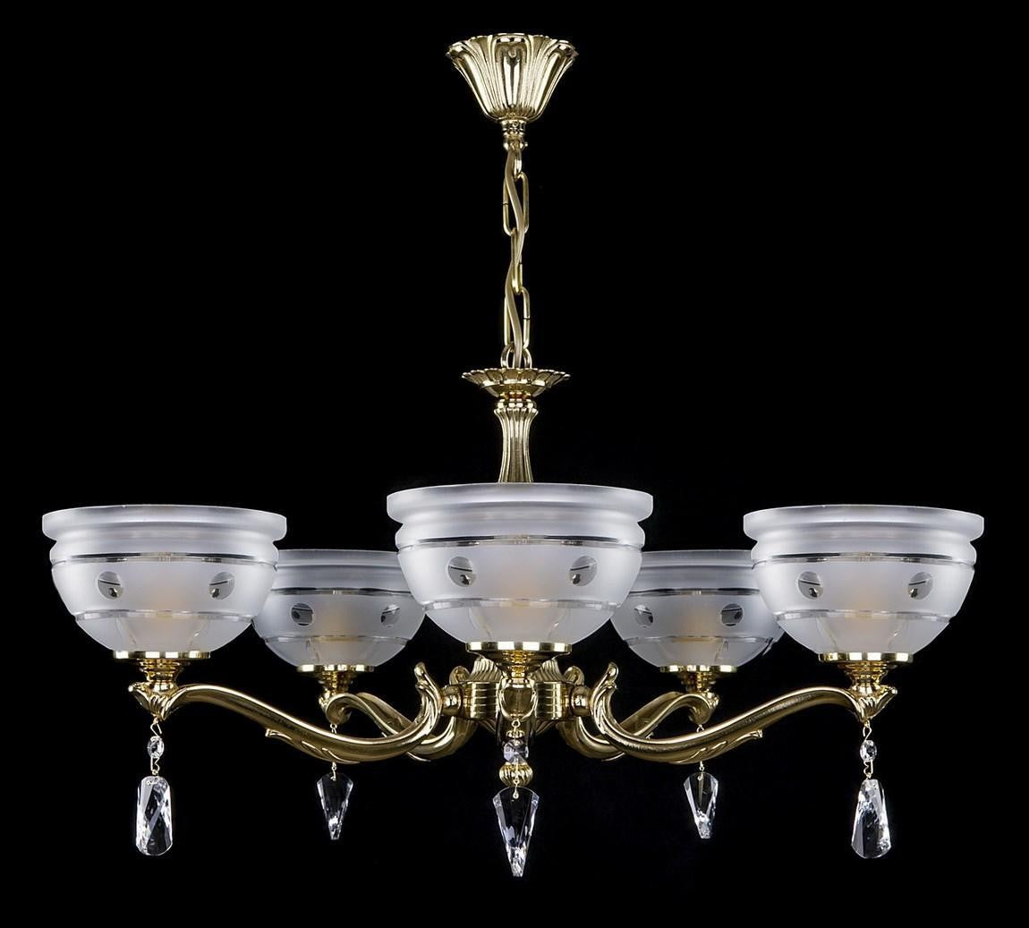 Lustre doré à cinq bras et coupelles en verre dépoli, fond noir