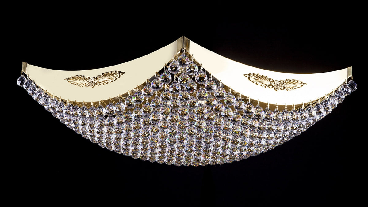 Plafonnier de face, bandeau doré courbe et cascade de cristaux taillés