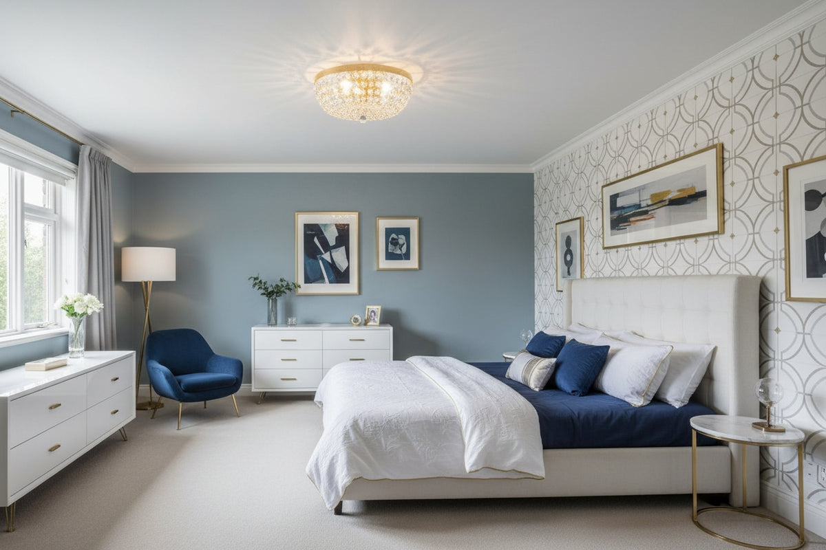 Mise en ambiance du luminaire doré allumé au plafond d'une chambre bleue et blanche.