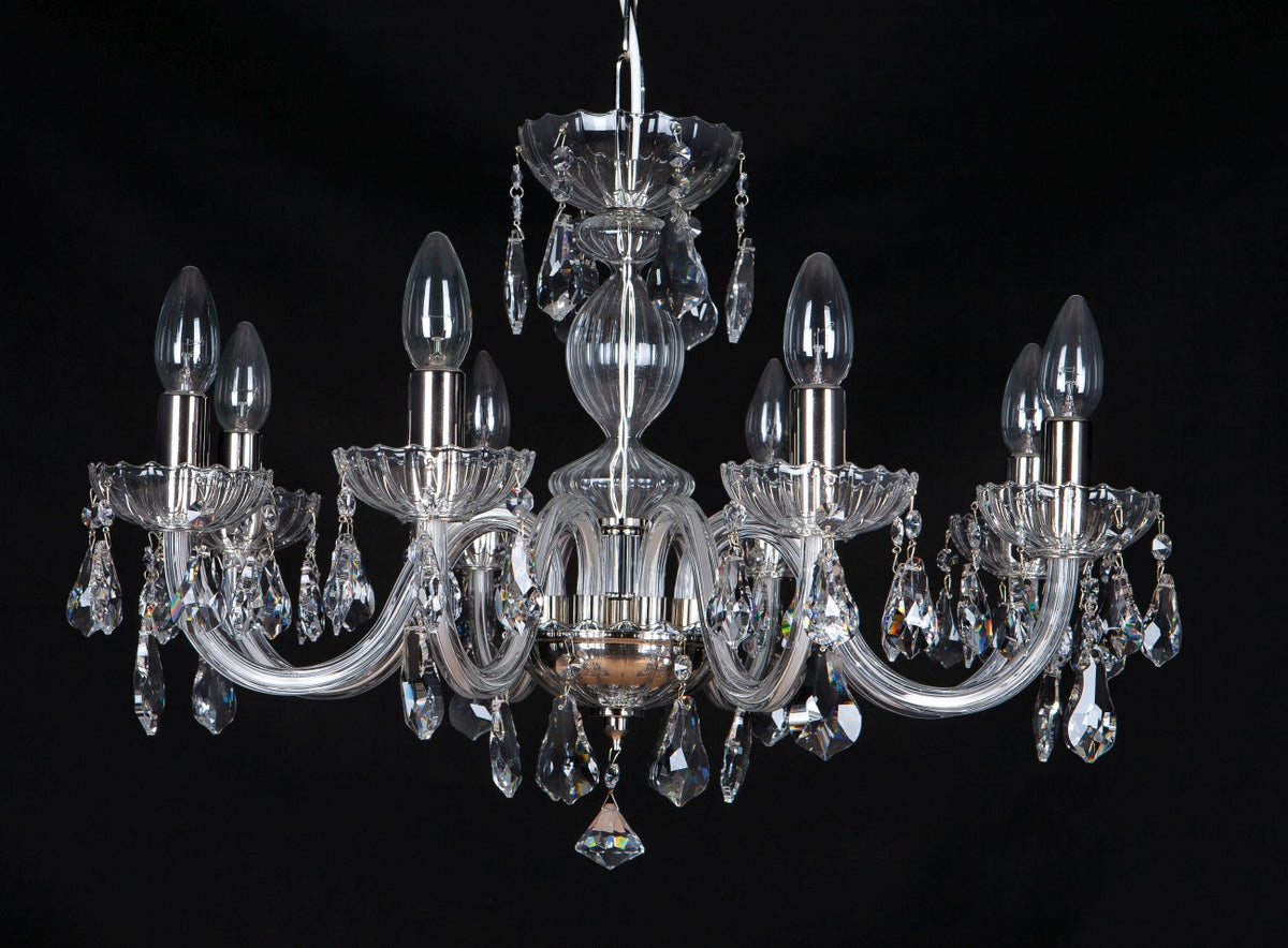 Lustre de face, huit bras courbés en verre et pampilles de cristal sur fond noir