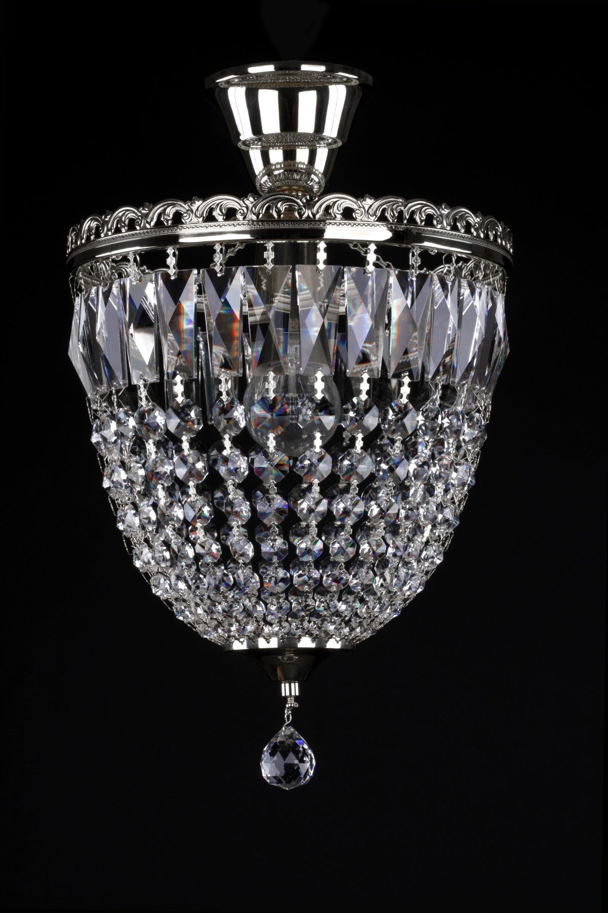 Même luminaire en finition argentée, monture chromée et pendeloques de cristal