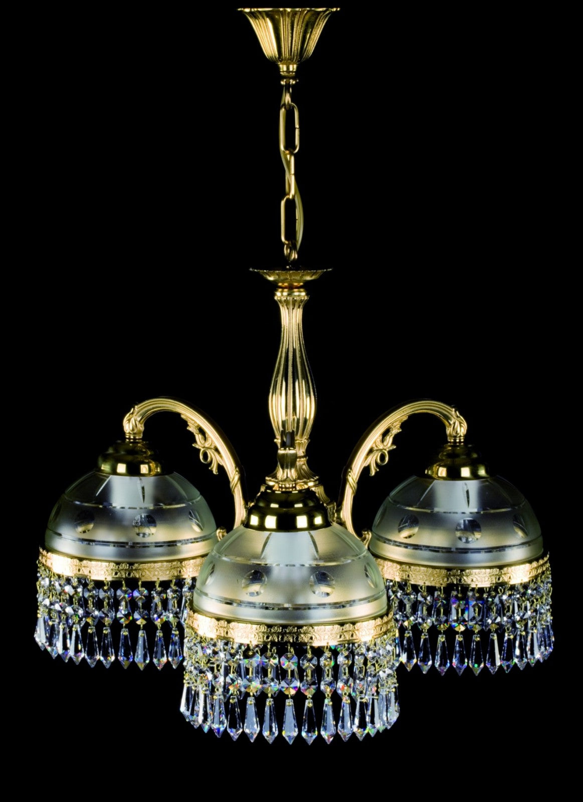 Lustre en laiton à trois bras vu de face, avec pampilles en cristal.