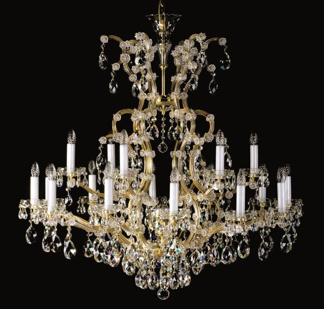 Lustre en cristal doré présenté de face sur fond noir, bras multiples garnis de pendeloques