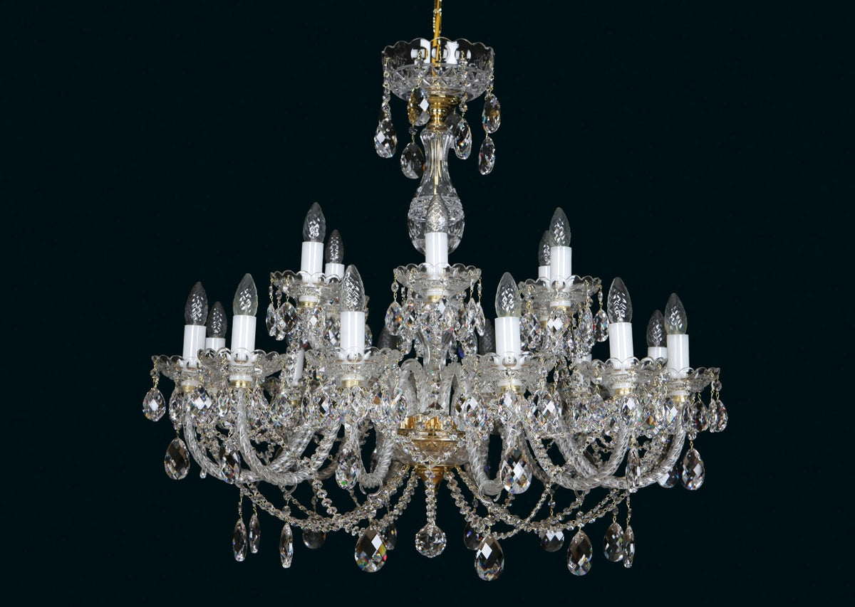 Lustre en cristal entier vu de face sur fond noir, bras chargés de pampilles