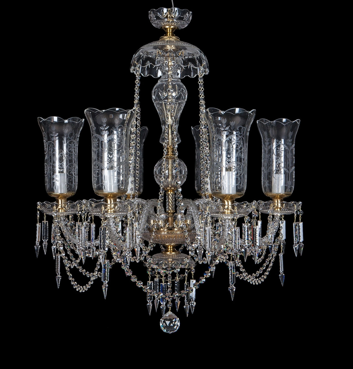 Lustre en cristal complet, vue de face sur fond noir, dix bras lumineux