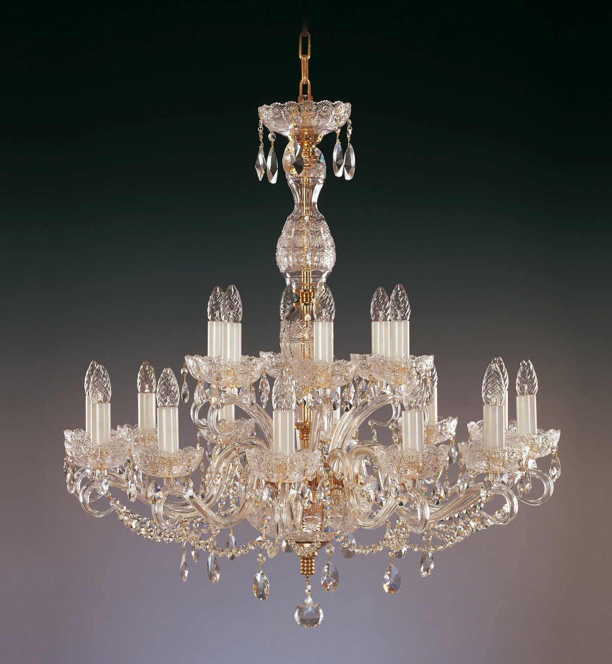 Lustre en cristal vu de face sur fond sombre, montrant ses bras et pampilles