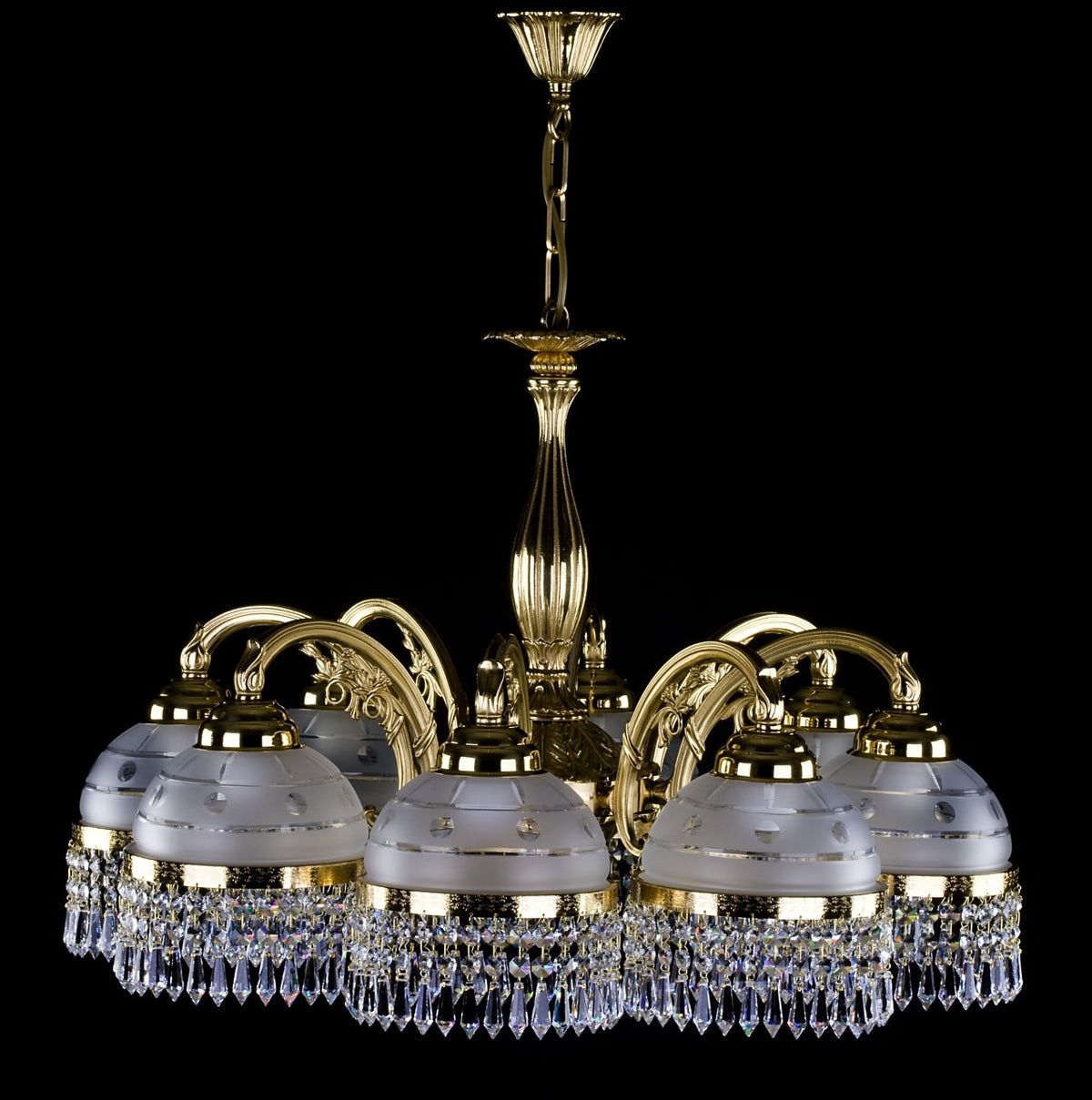 Lustre doré à huit bras courbés et pampilles de cristal, présenté sur fond noir.