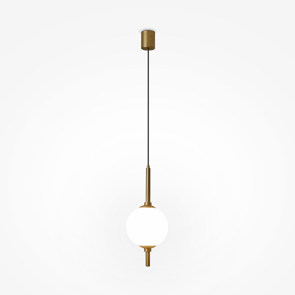 Suspension dorée avec globe de verre blanc présentée de face sur fond neutre