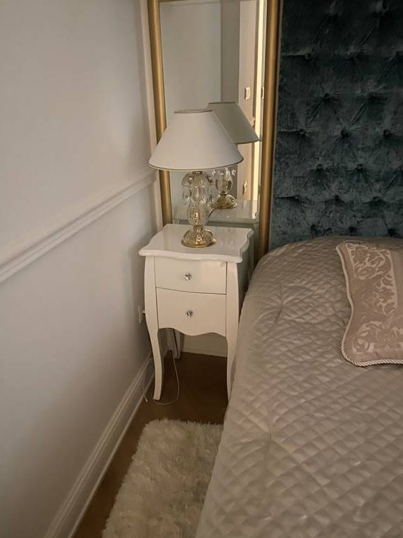 Mise en ambiance de la lampe posée sur une table de nuit dans une chambre