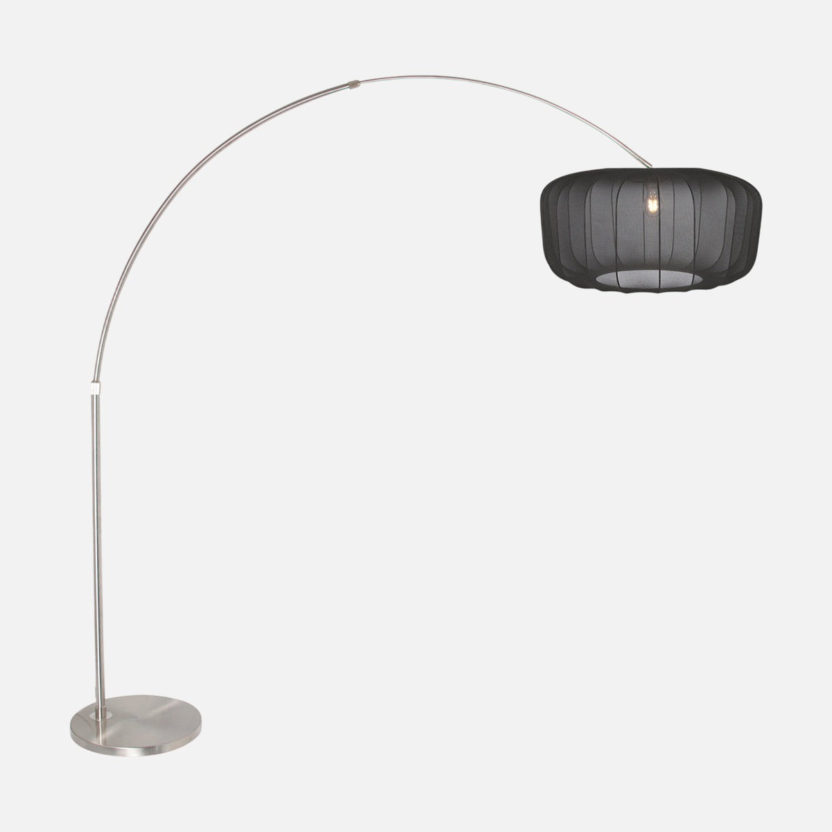 Lampadaire arc complet vu de trois quarts, abat-jour voile noir et pied en acier brossé.