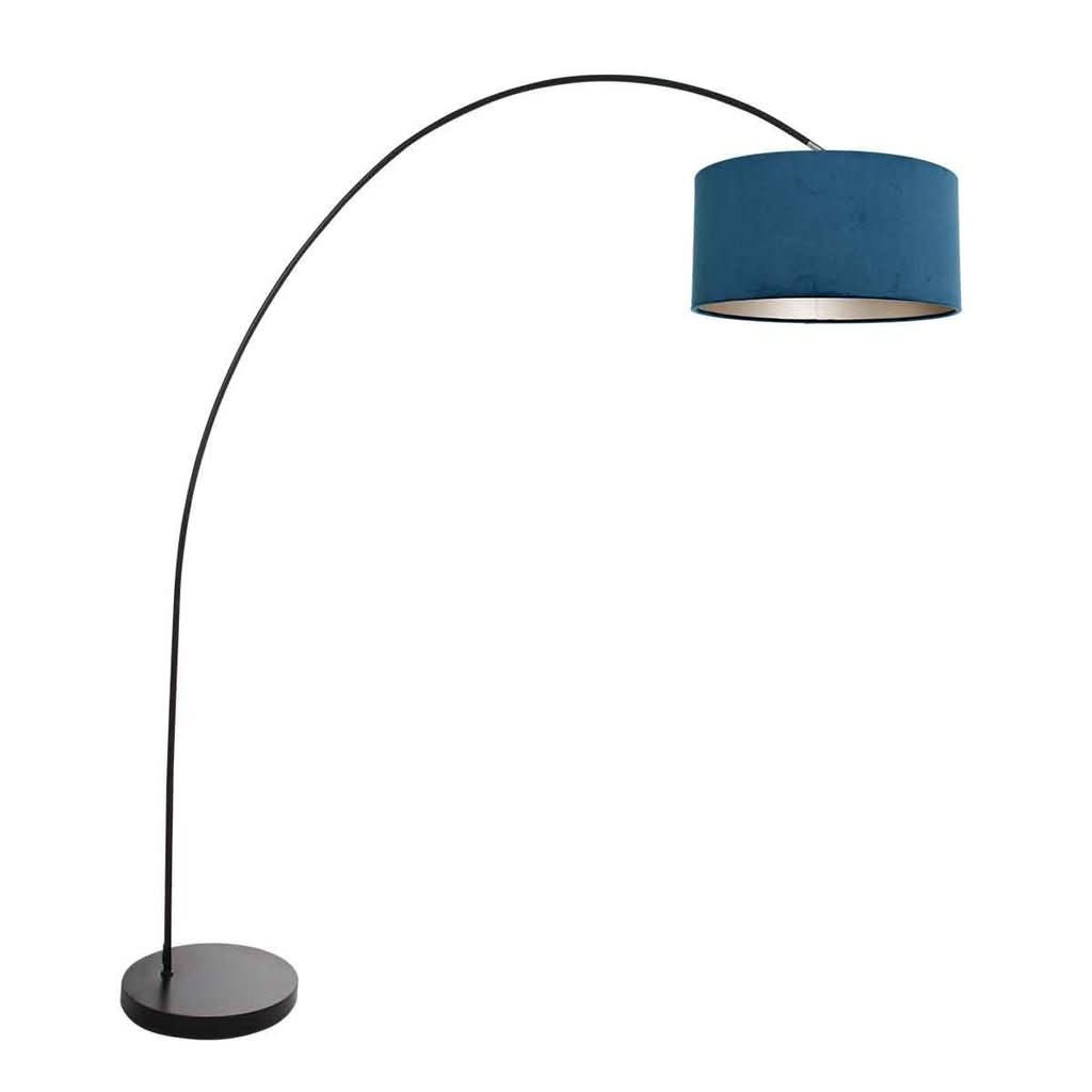 Lampadaire arc vu de face avec abat-jour cylindrique bleu sur tige noire.