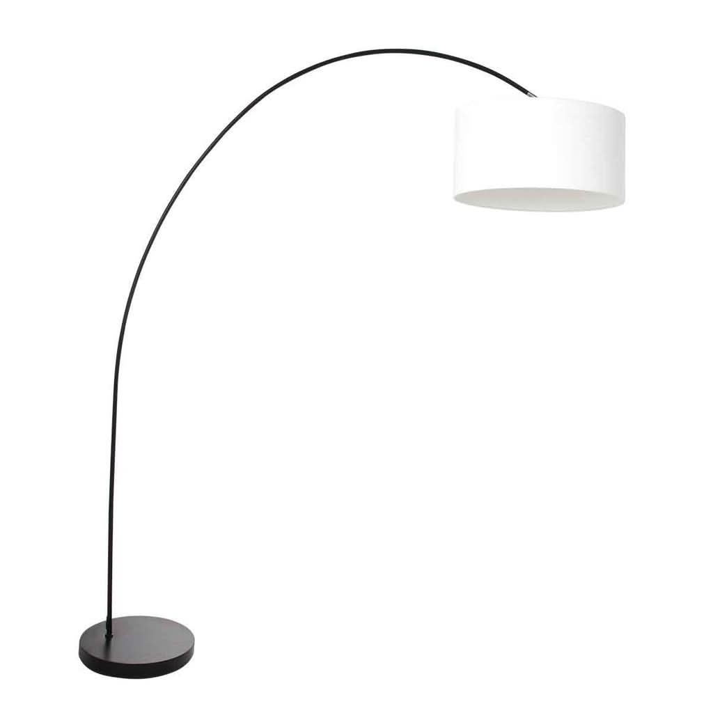Lampadaire arc noir vu de face, abat-jour blanc cylindrique placé à droite