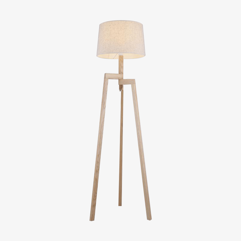 Lampadaire en bambou clair, abat-jour cylindrique en tissu, trois pieds tripodes, fond blanc.