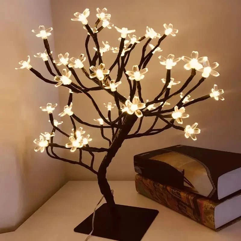 Mise en ambiance avec livres, montrant la base carrée et le câble.