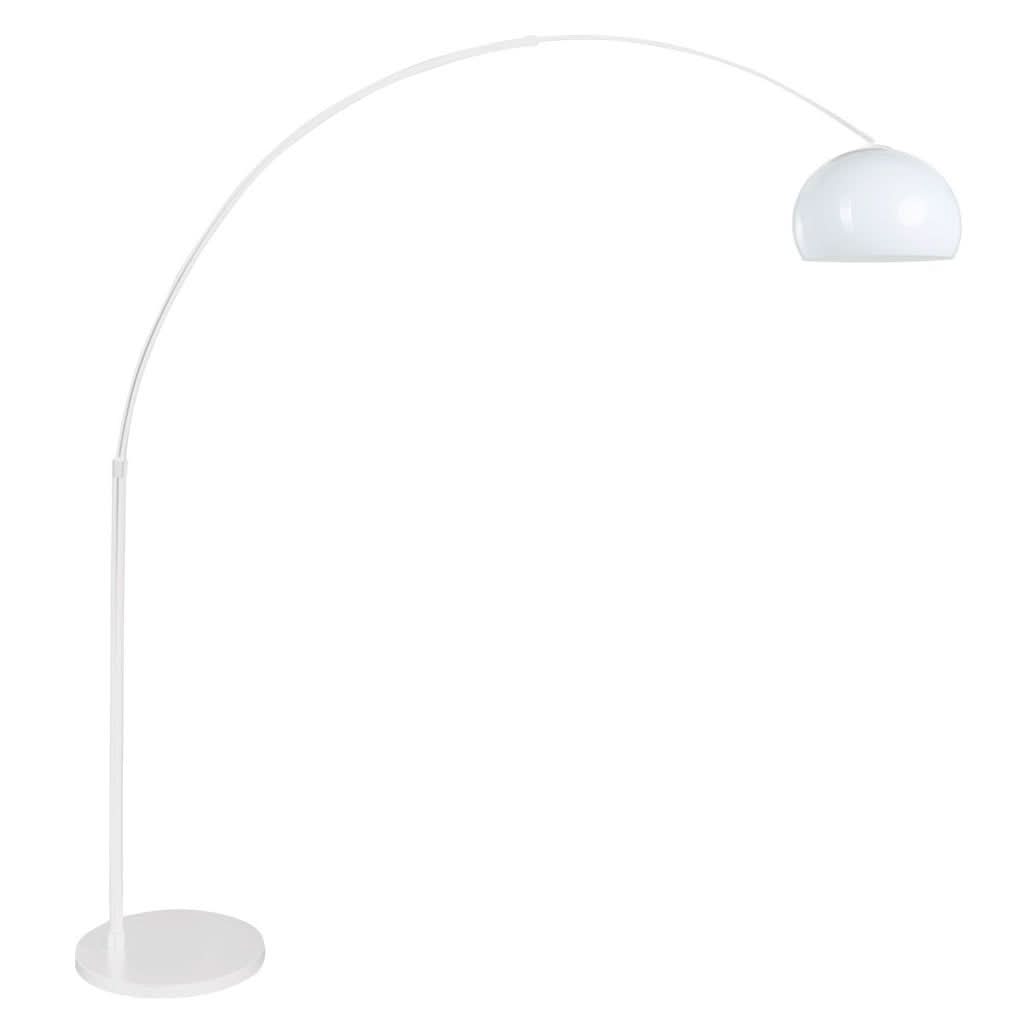 Lampe arc blanche de profil sur fond blanc, abat-jour demi-sphère et base plate.