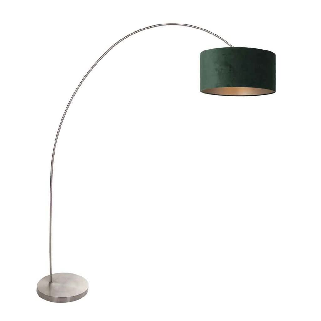 Lampe arc de face, pied métallique et abat-jour cylindrique vert sur fond blanc