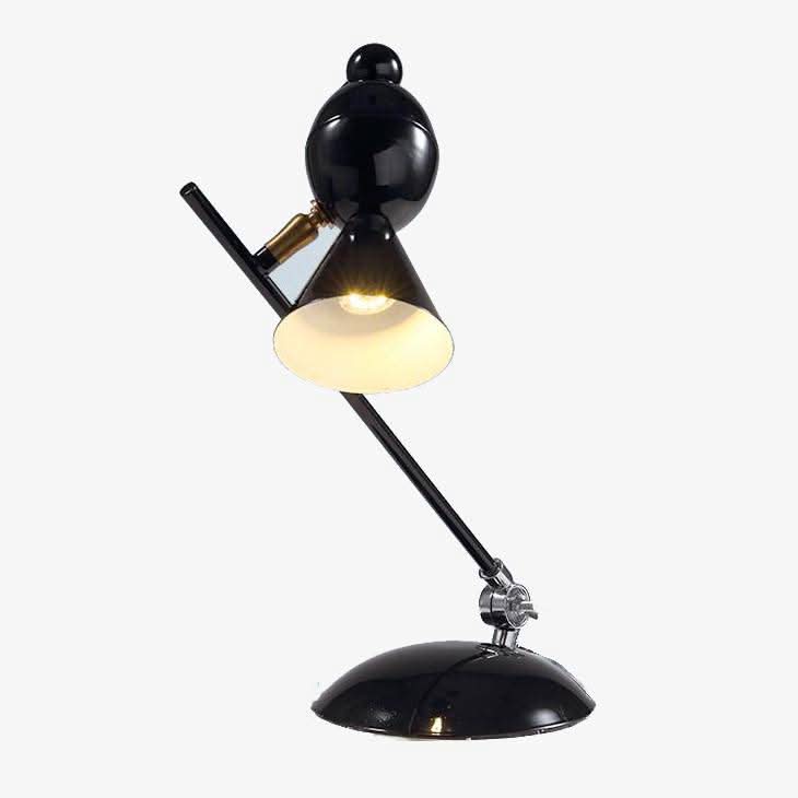 Lampe noire articulée de trois quarts, abat-jour conique allumé, socle bombé et contrepoids ovoïde.