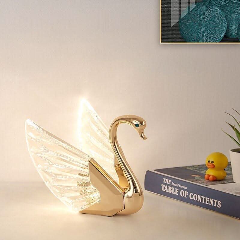 Un cygne lumineux de profil éclairé, près d'un livre et petit canard jaune