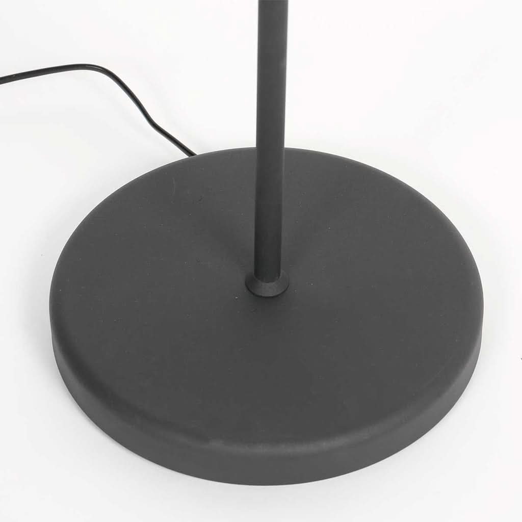 Détail du socle rond noir et de la sortie du câble d'alimentation.