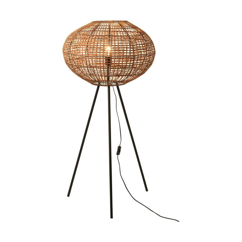 Lampe sur pied en rotin tressé et trois pieds métalliques noirs, sur fond blanc