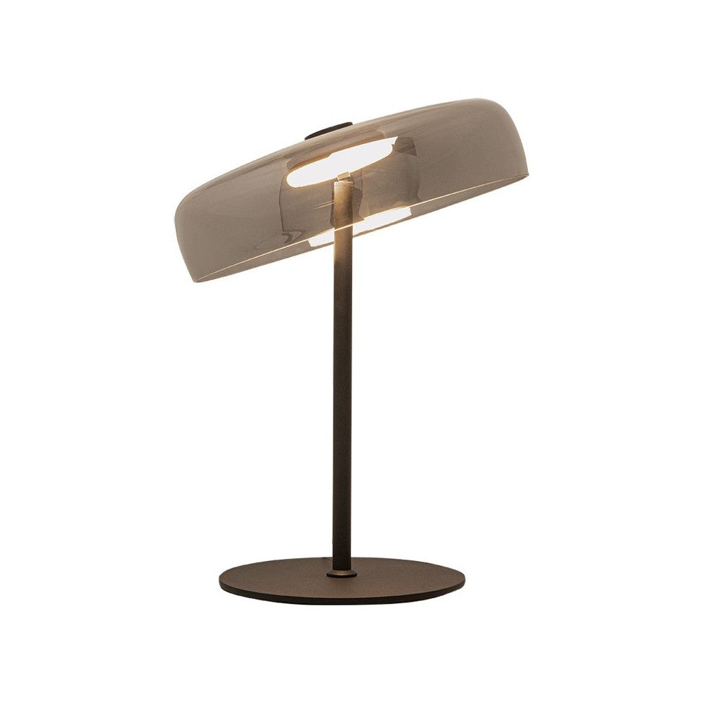 Lampe de table noire sur fond blanc, abat-jour bombé translucide incliné, vue de face