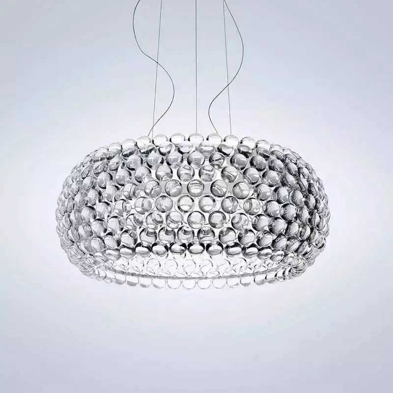 Suspension ovale en perles de verre transparent, vue de face sur fond clair