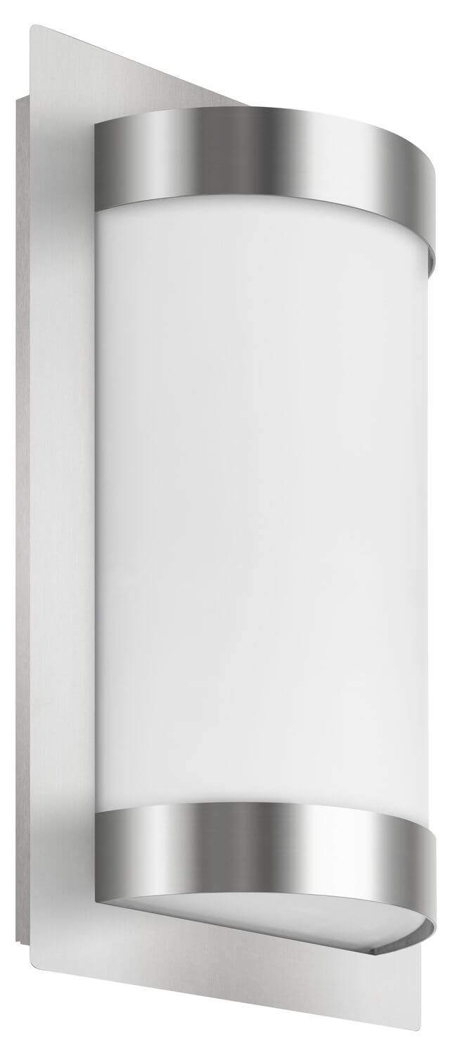 Applique murale en inox avec diffuseur cylindrique en verre dépoli, présentée de trois quarts.