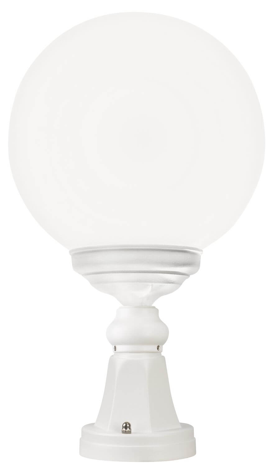 Plan rapproché du luminaire blanc sur pied, globe diffusant et base fixée par vis.