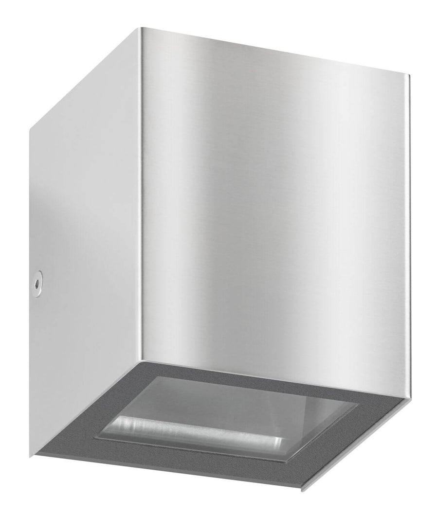 Produit de face sur fond blanc, boîtier cubique en inox brossé