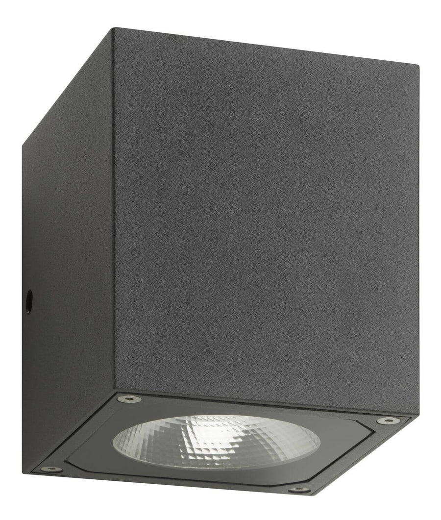 Produit de trois quarts : boîtier cubique anthracite et lentille striée orientée vers le bas