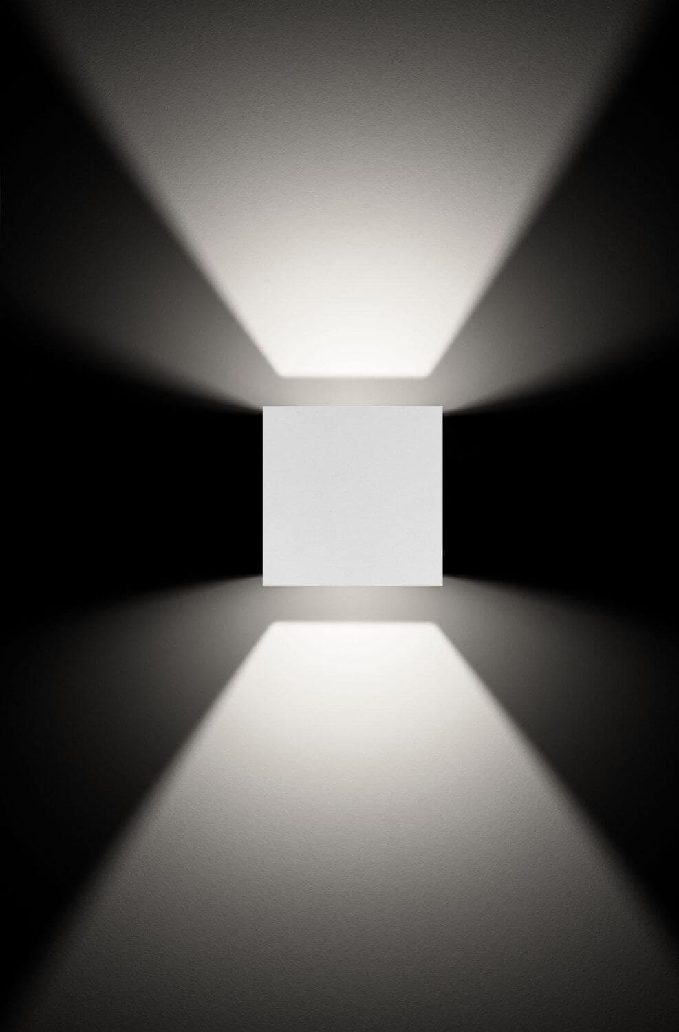 Mise en ambiance nocturne, cône lumineux haut et bas sur mur extérieur sombre