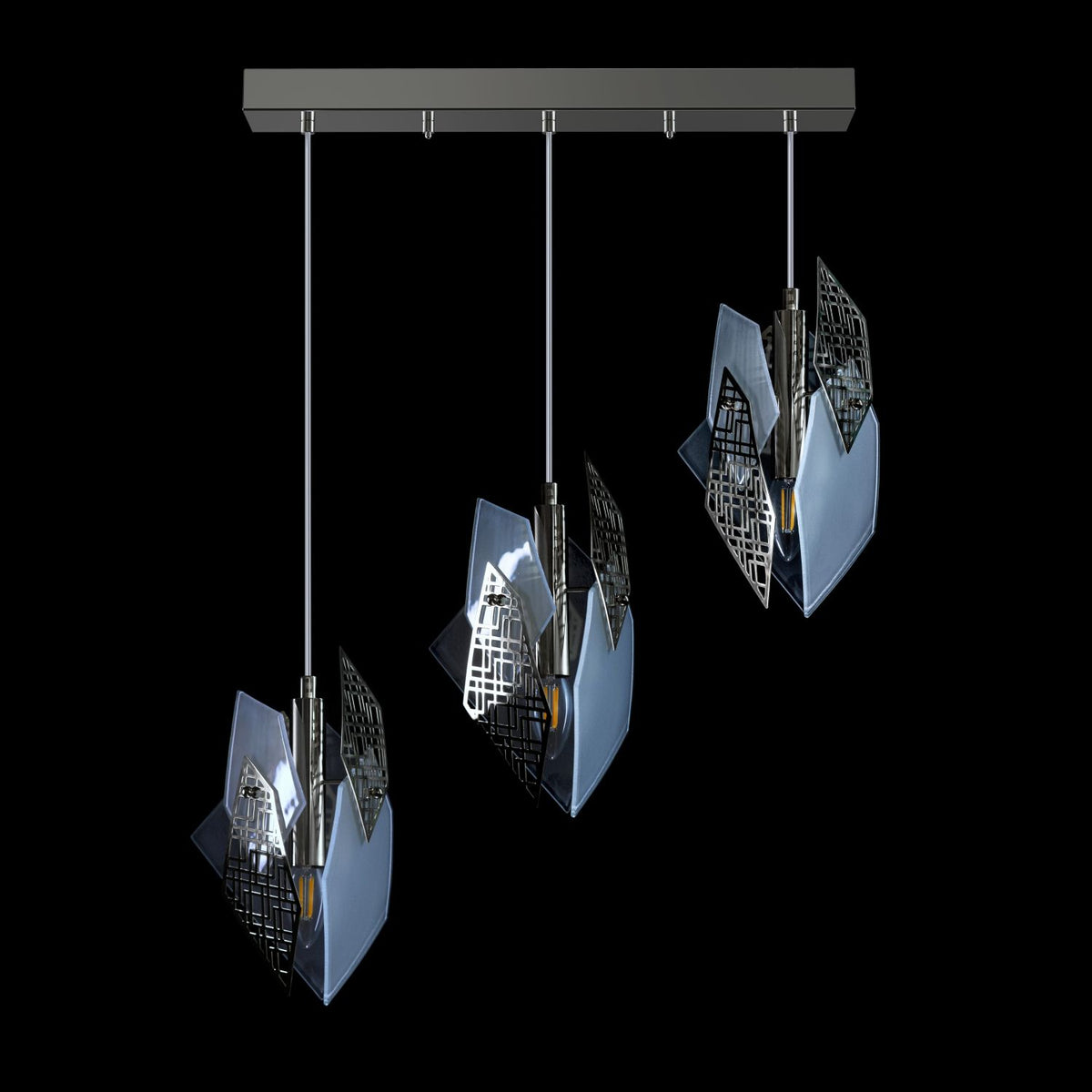 Variante argentée du luminaire, trois pendants et structure rectangulaire fixée au plafond.