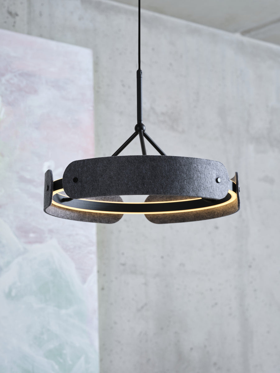 Vue rapprochée du luminaire allumé, anneau LED diffusant une lumière chaude.