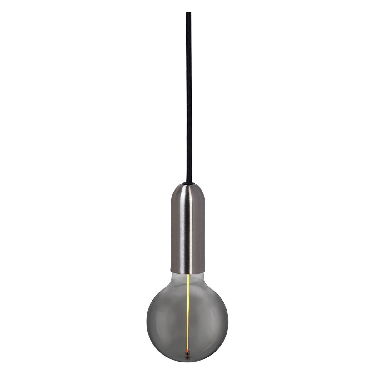 Suspension chromée vue de face avec câble noir et ampoule globe fumée.