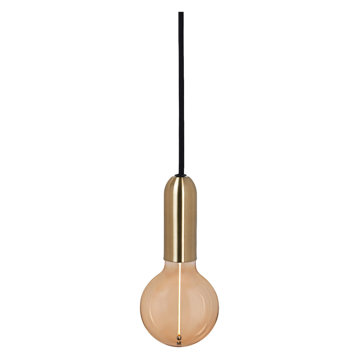Suspension dorée isolée sur fond blanc avec ampoule globe ambrée allumée.