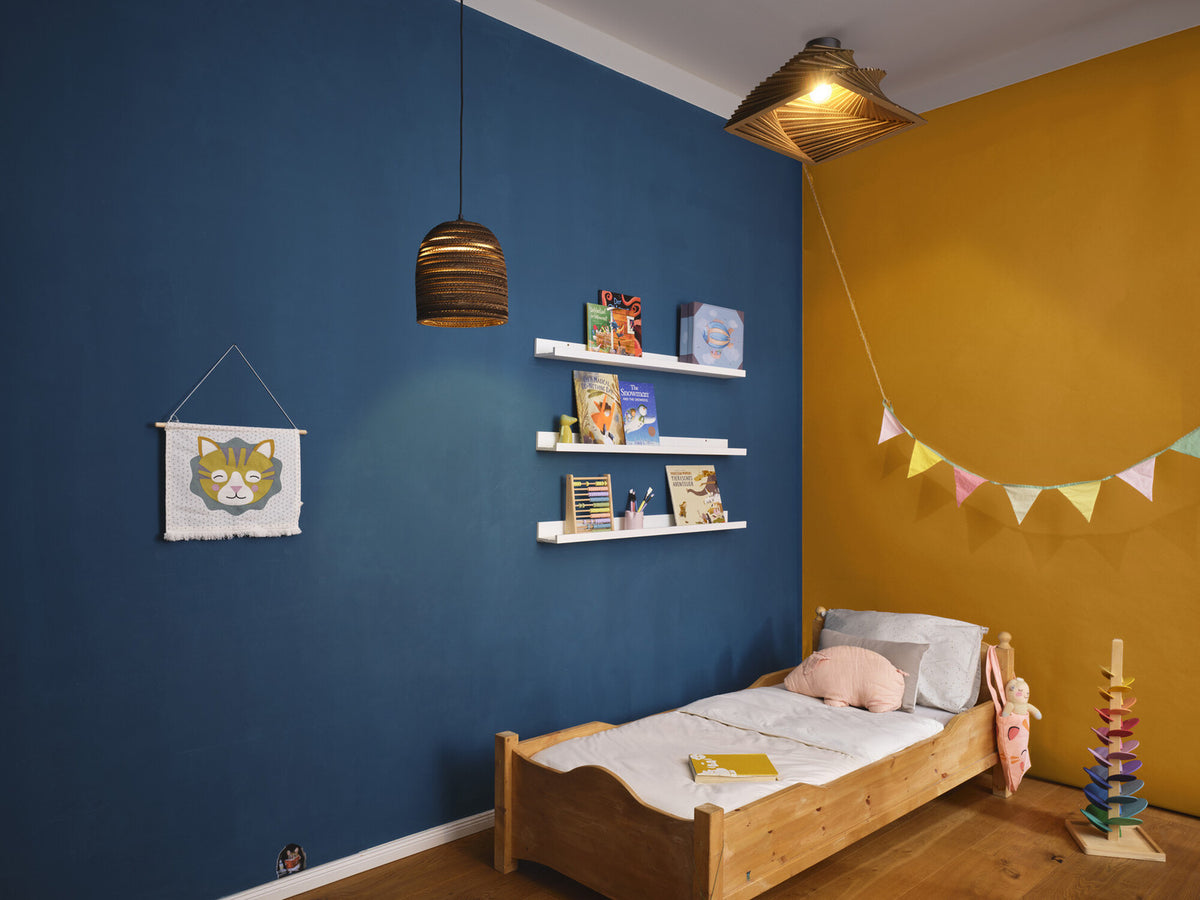 Mise en ambiance dans une chambre d'enfant bleue et jaune avec luminaires