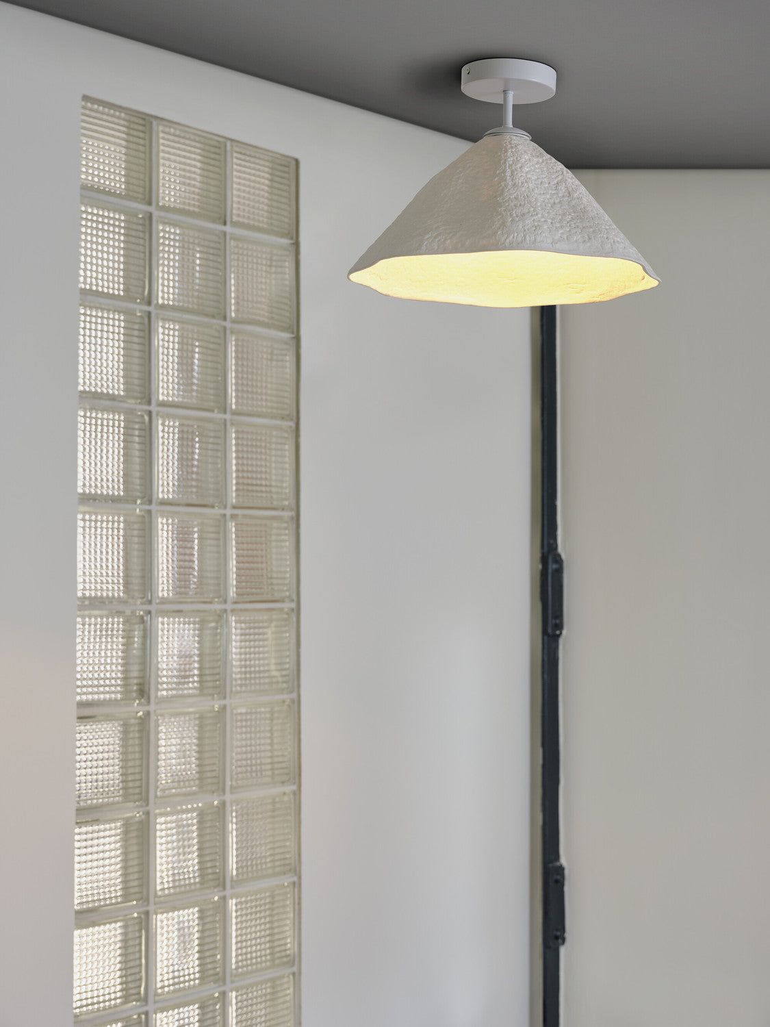 Détail de l'abat-jour texturé diffusant une lumière chaude.