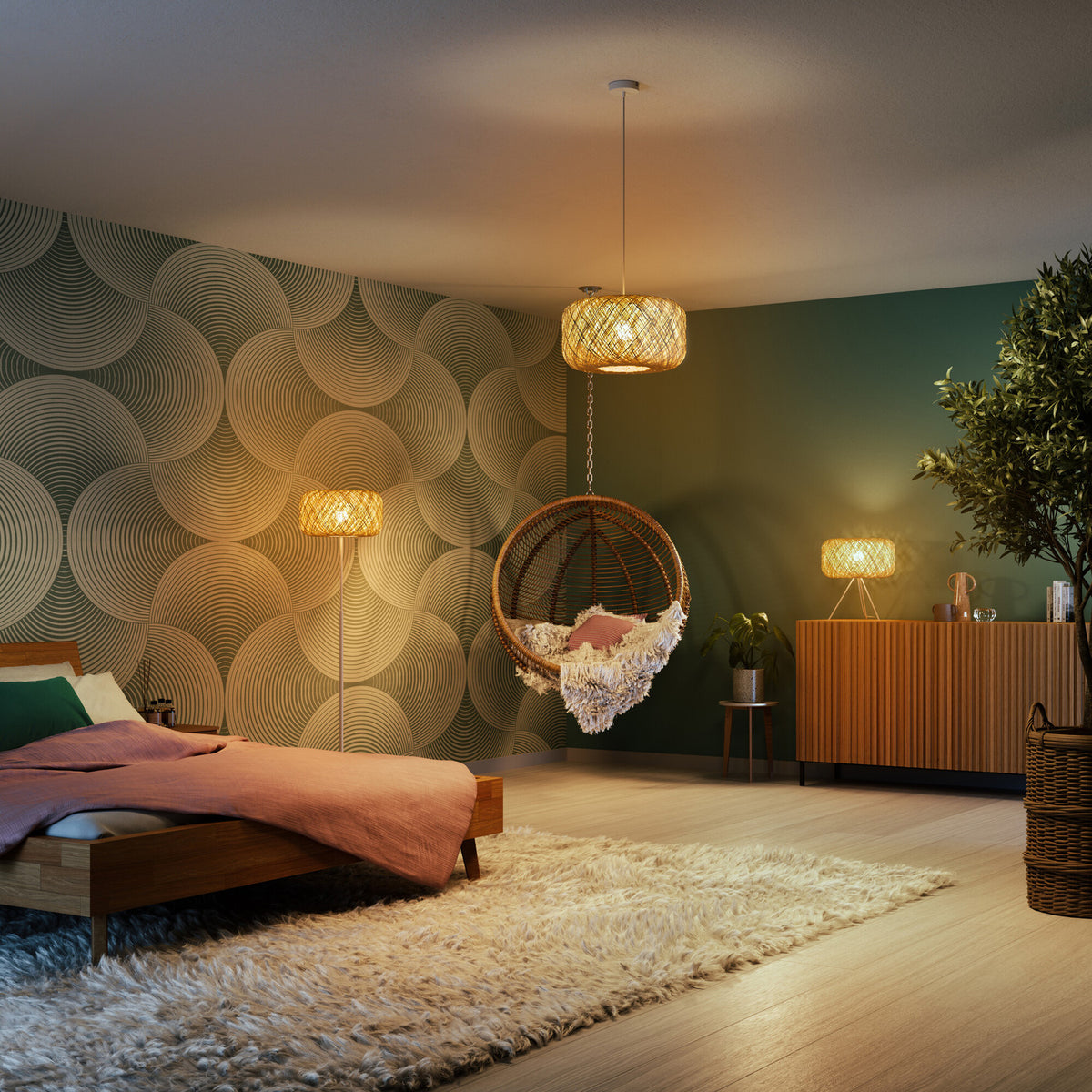 Mise en ambiance d'une chambre avec plusieurs lampes en papier tressé et fauteuil suspendu.