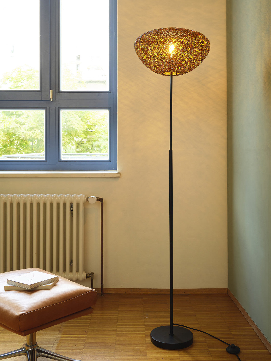 Vue en situation du lampadaire allumé, près de la fenêtre et du radiateur.