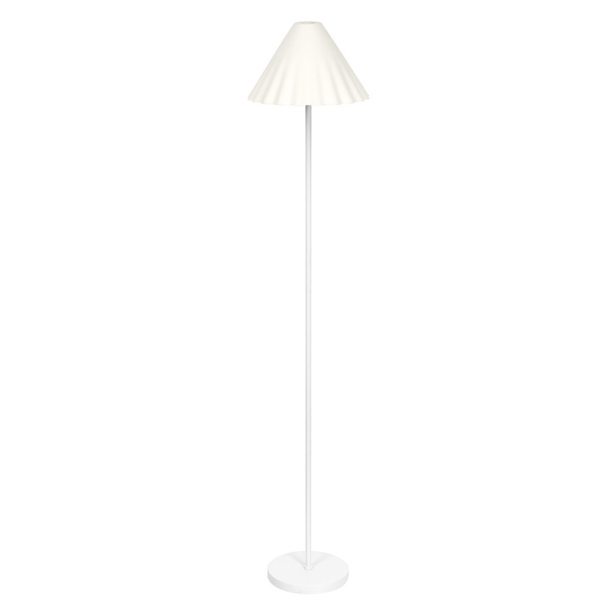 Lampadaire blanc avec abat-jour conique plissé et pied fin, sur fond blanc.