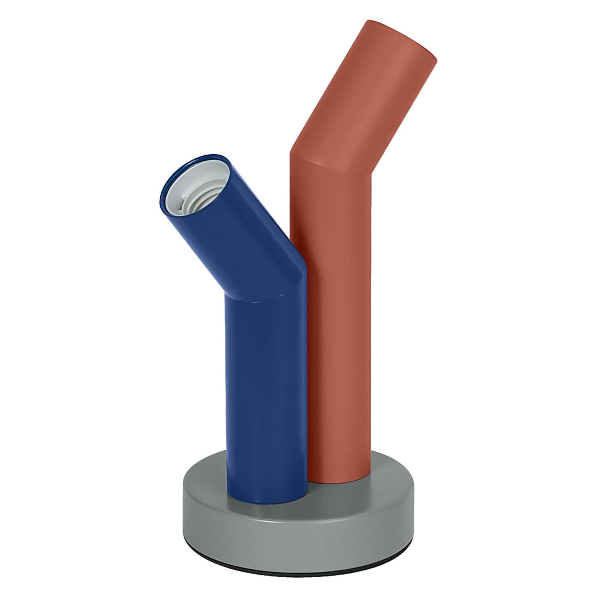 Lampe à poser multicolore à deux tubes inclinés bleu et terracotta sur socle gris.