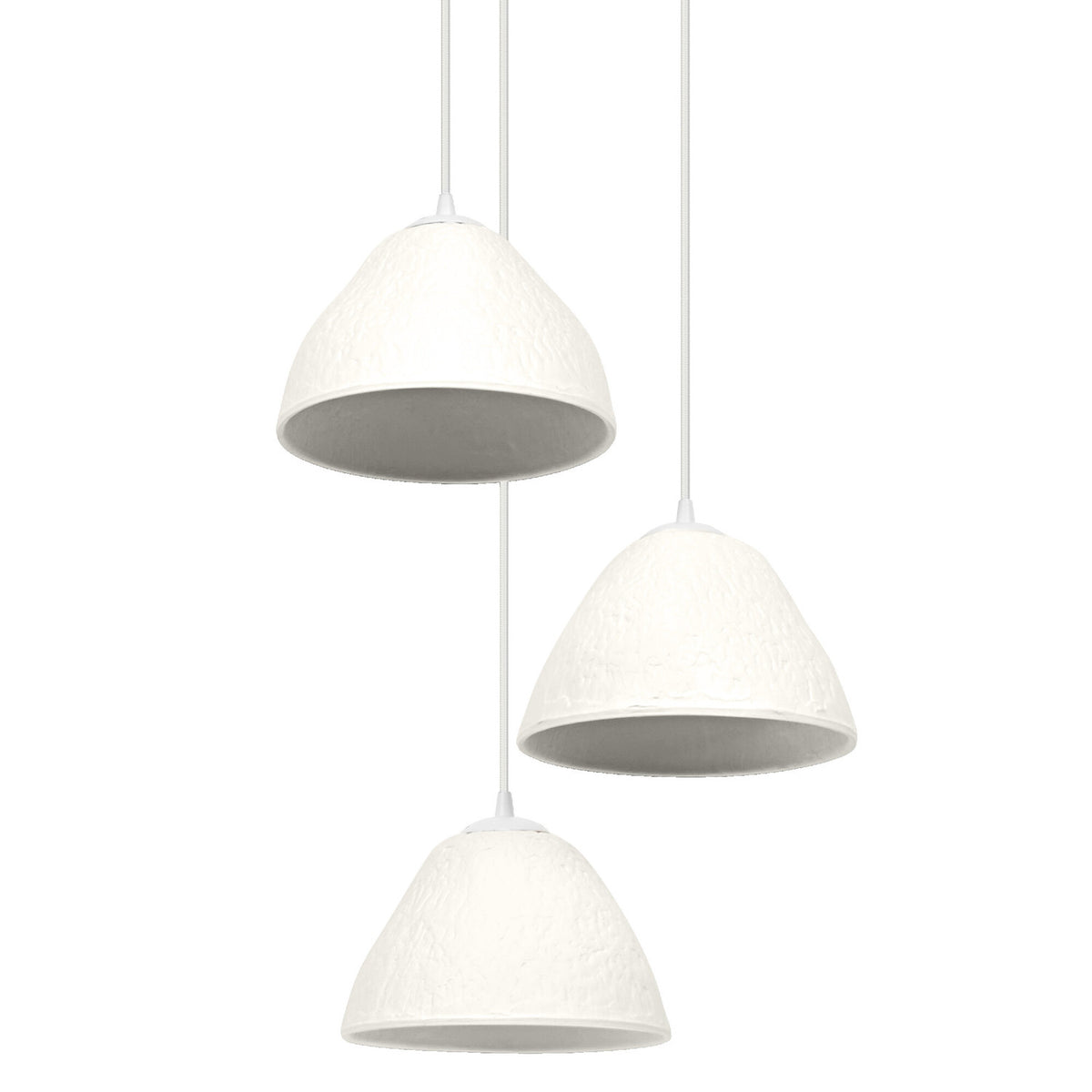Trois suspensions blanches texturées en forme de cloche sur fond blanc neutre.