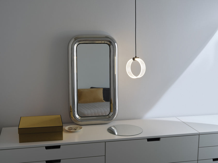 Vue rapprochée de la suspension circulaire lumineuse au-dessus d'un meuble blanc
