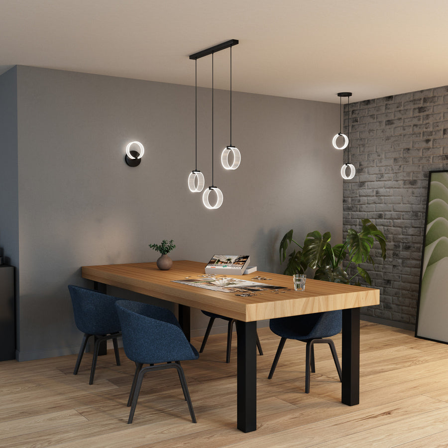 Puzzle étalé sous la suspension à trois anneaux, table en bois et mur de briques.