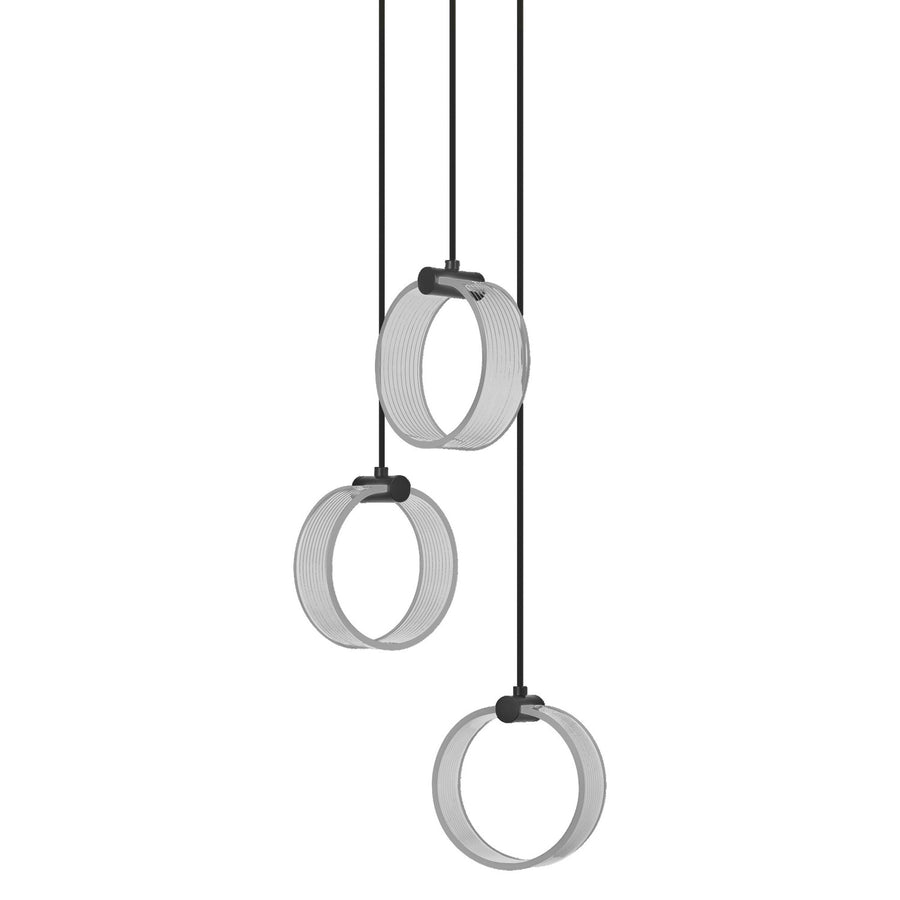 Suspension noire à trois anneaux lumineux suspendus sur fond blanc