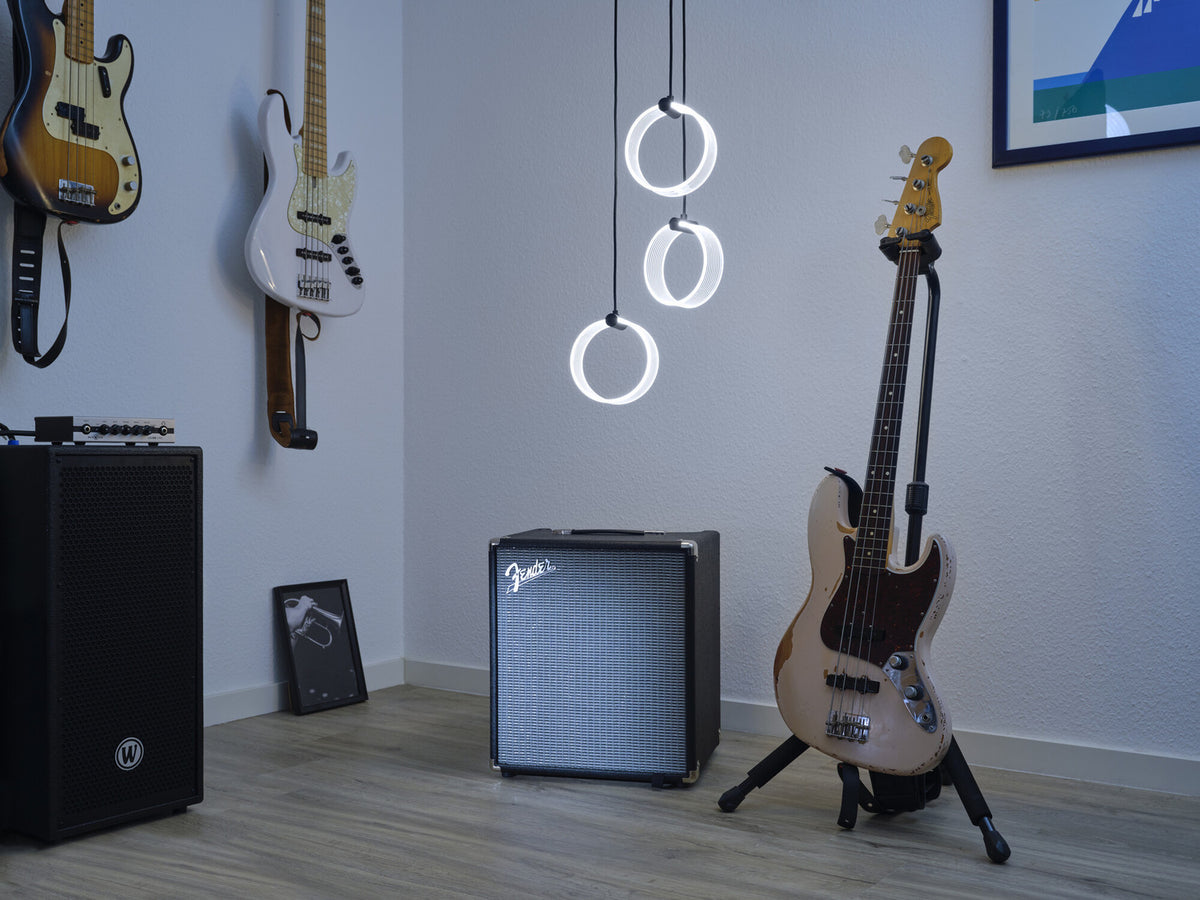 Mise en ambiance dans un local musique avec guitares et amplificateurs
