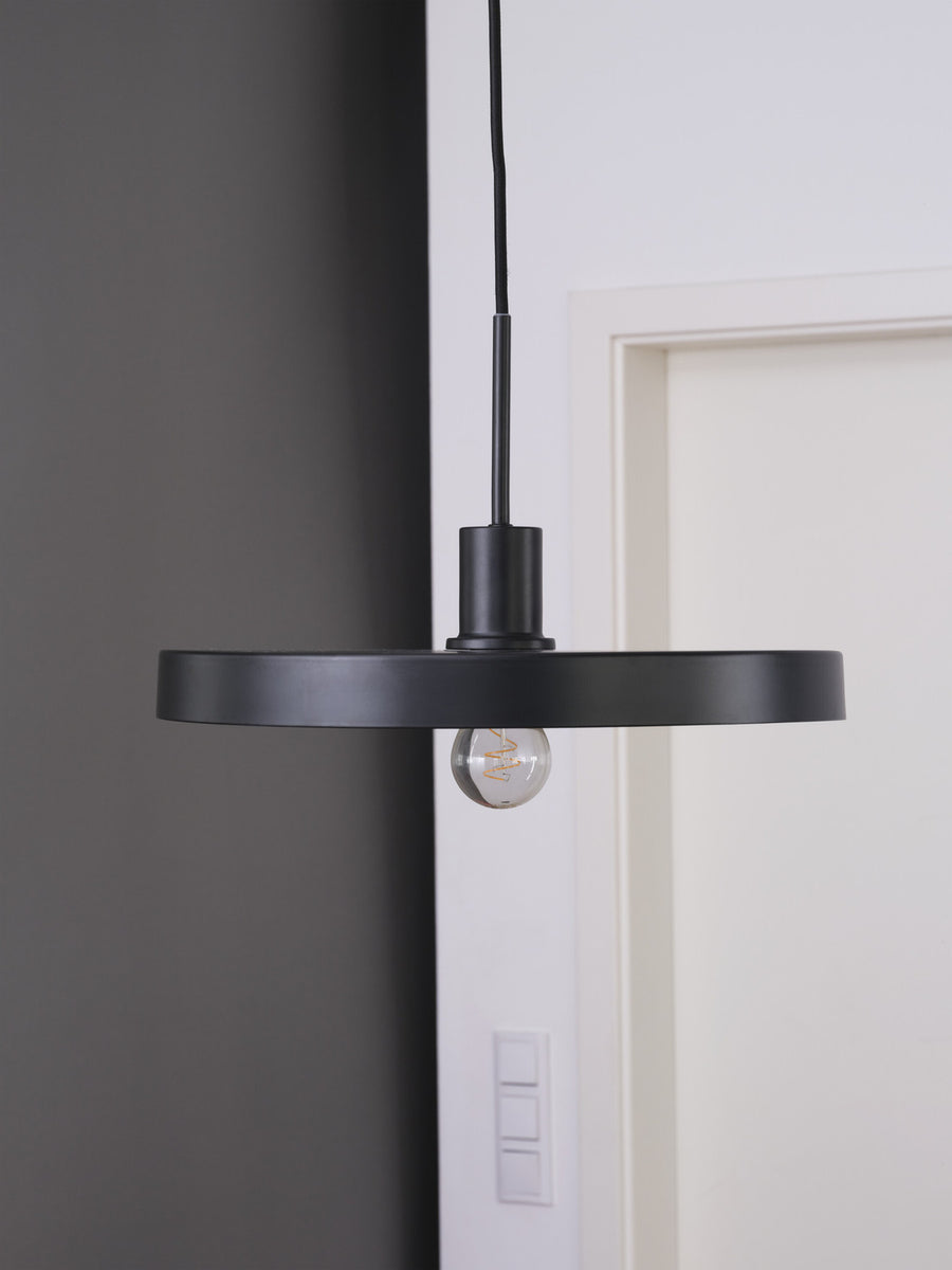 Vue de profil de la suspension noire avec son câble et ampoule.