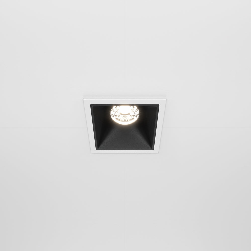 Spot LED encastré carré au plafond blanc, cadre blanc et réflecteur intérieur noir